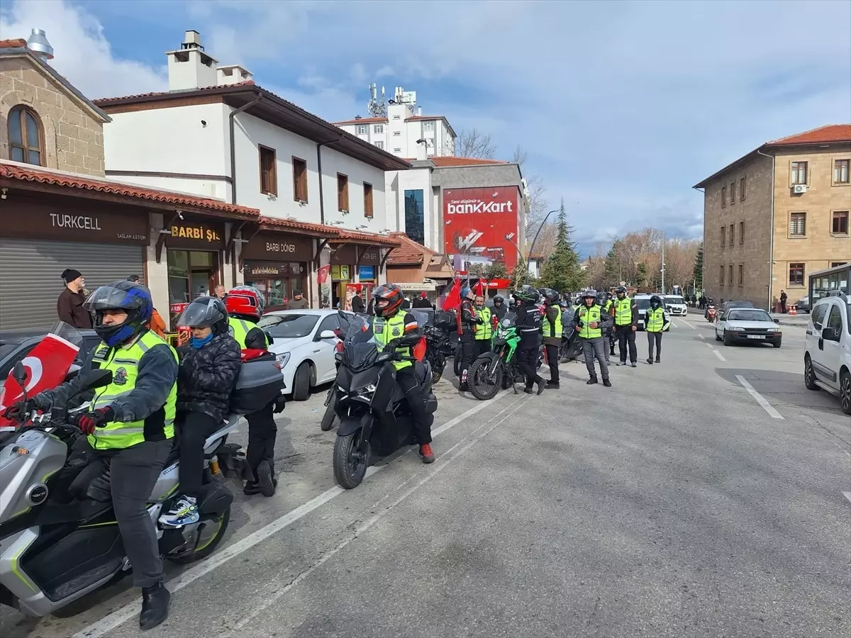 Isparta’da Motosikletçiler Türk Bayrağına Saygı Duruşu Sergiledi