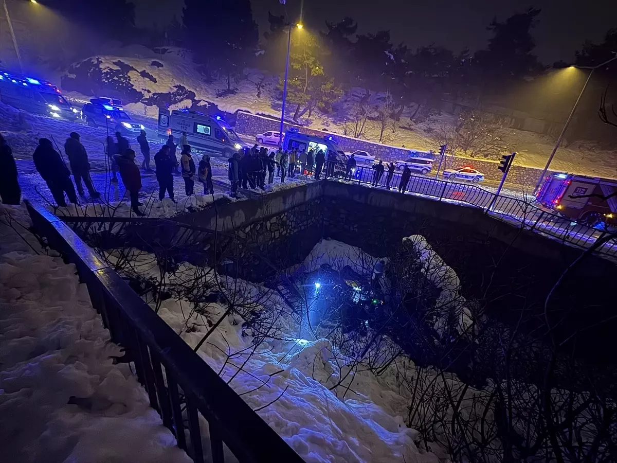 Kahramanmaraş Köprüsünde Düşen Araçta 1 Ölü, 4 Yaralı