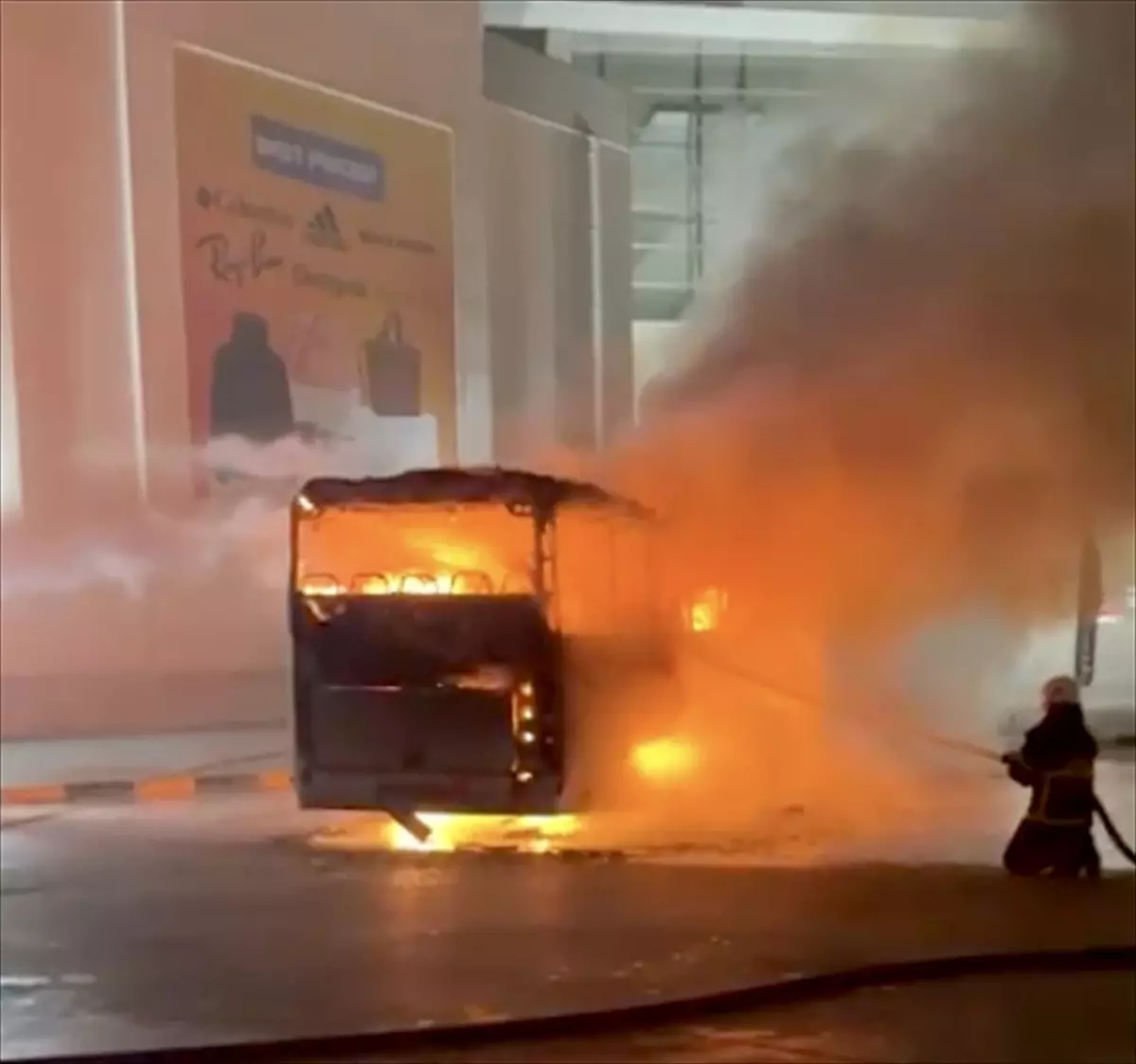 Kapıkule Sınır Kapısı'nda Otobüs Yangını Kontrol Altına Alındı