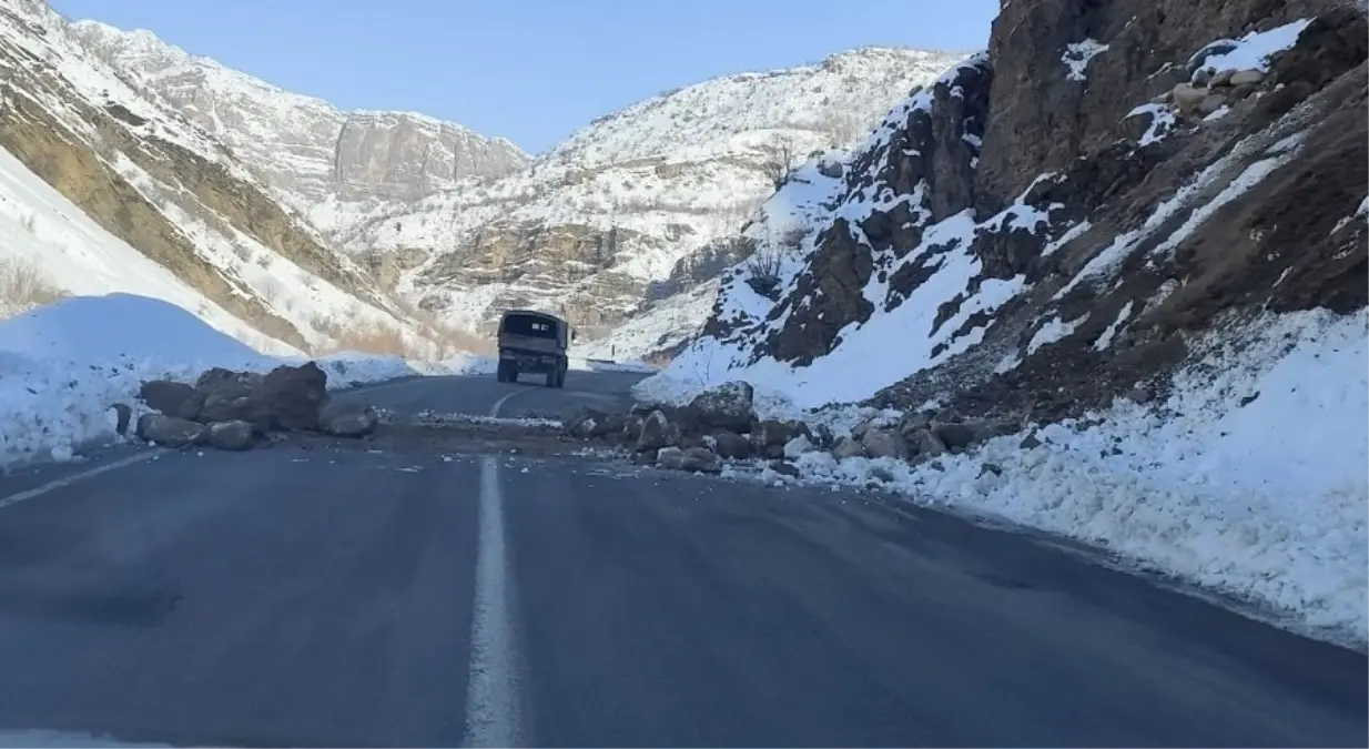Hakkari-Çukurca Karayolunda Düşen Kaya Parçaları Askerler Tarafından Temizlendi