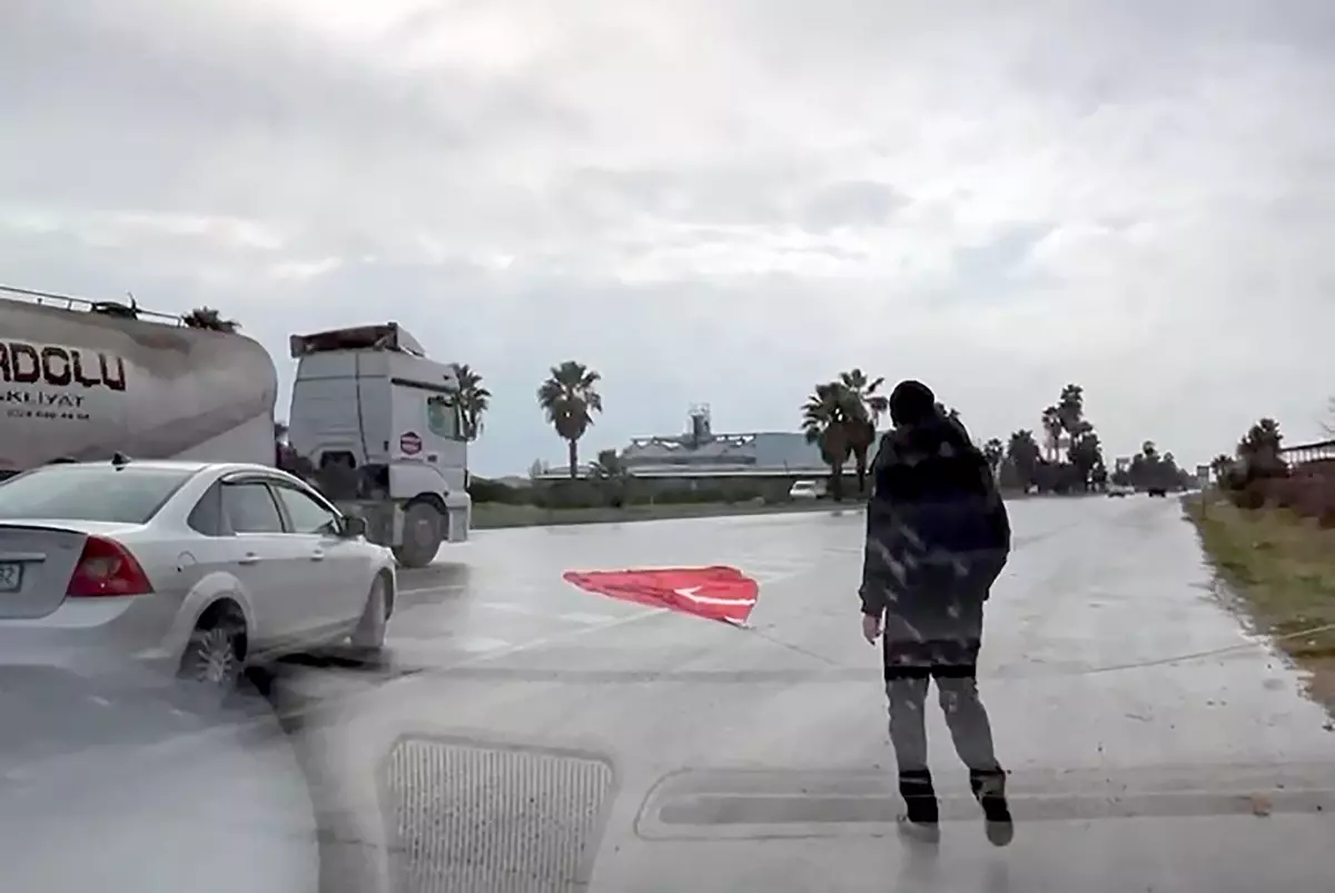 Mersin’de Şiddetli Rüzgâr Yüzünden Düşen Türk Bayrağı Sürücüler Tarafından Güvenli Bir Şekilde Toplandı