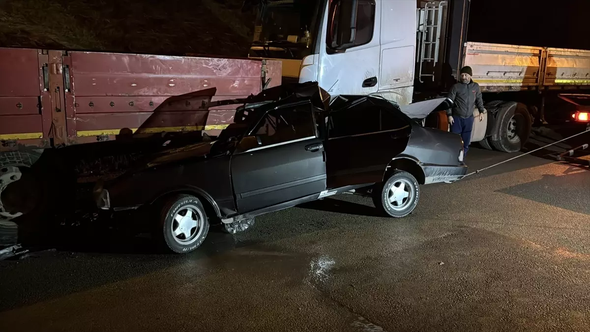 Karabük’te Tira Çarpan Otomobilde 2 Kişi Yaralandı