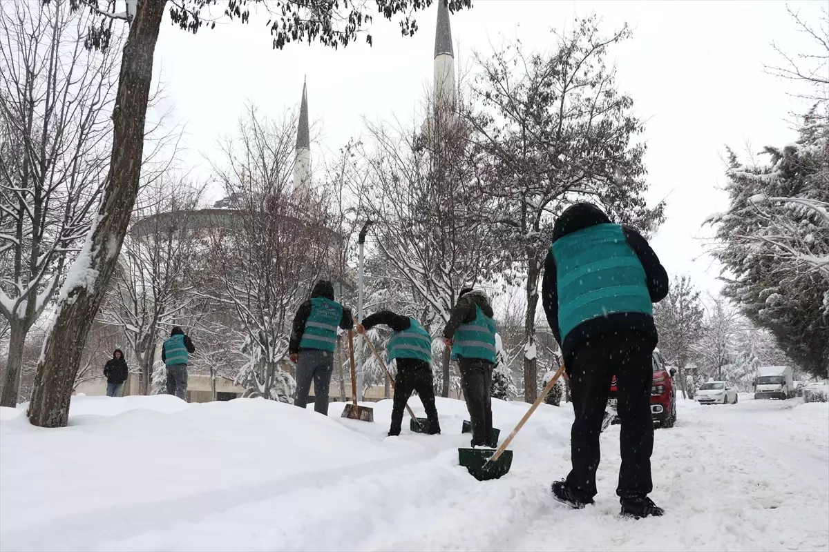Elazığ’da Denetimli Serbestlikteki Yükümlüler Karla Mücadeleye Katıldı