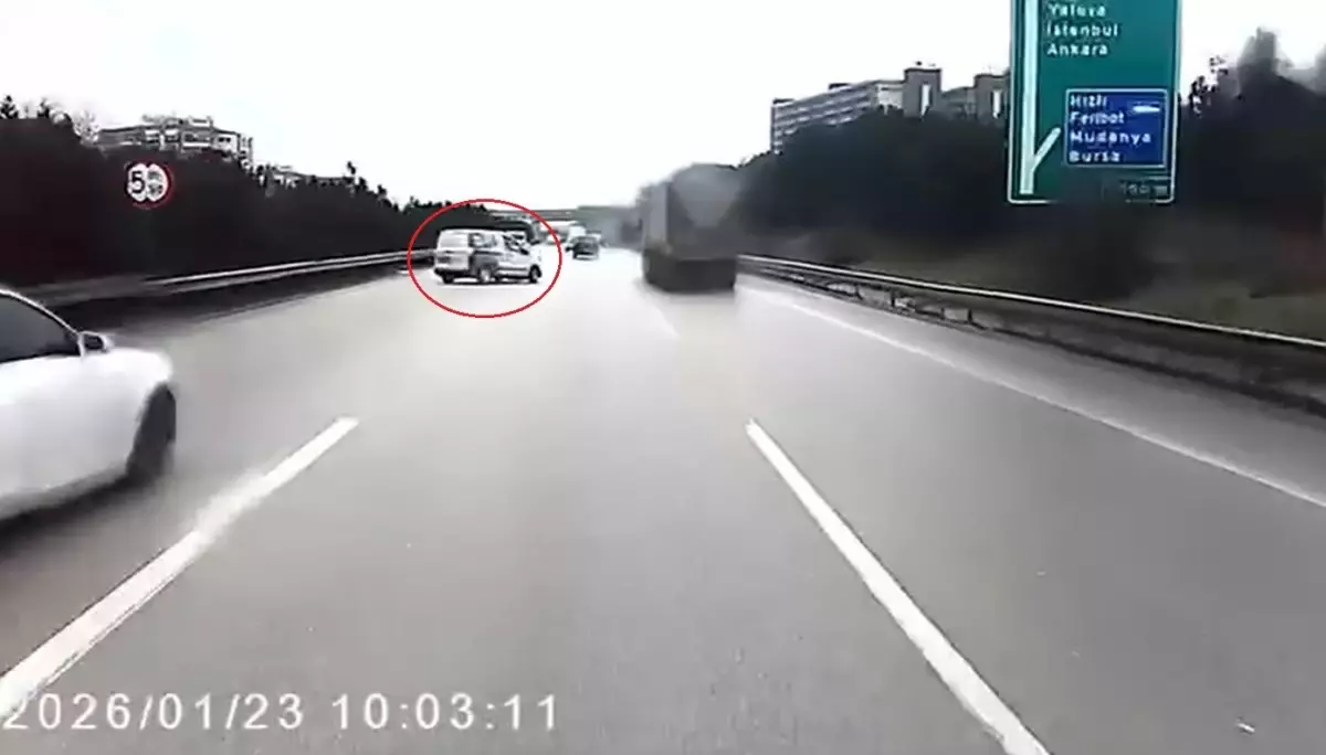 Bursa’da Sürücü, Kontrolünü Kaybettiği Araçla TIR’a Çarpmaktan Son Anda Kaçındı