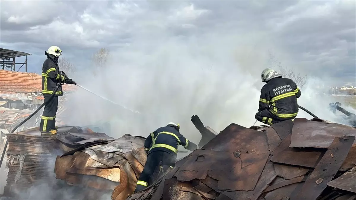 Kütahya’da Mobilya Atık Deposu Yangını Kontrol Altına Alındı