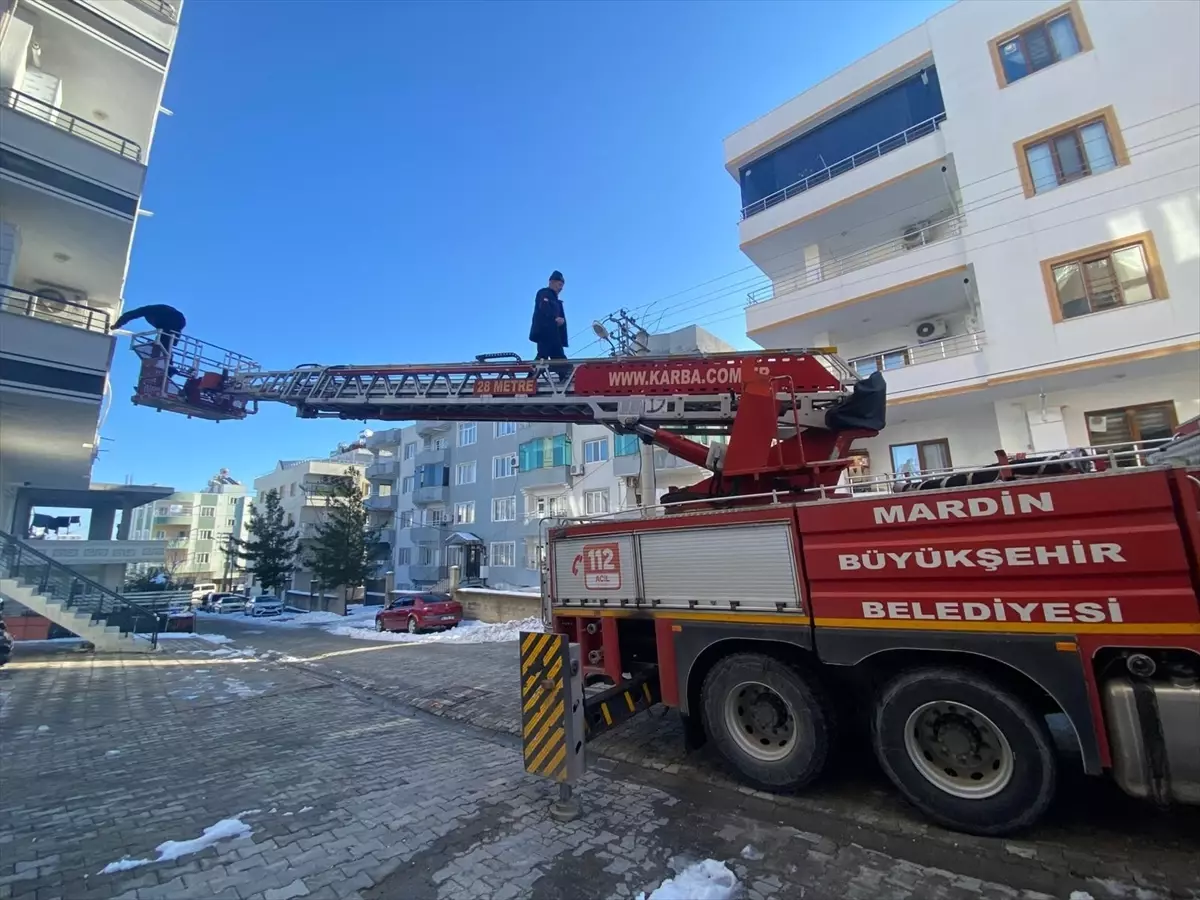 Midyat’ta Balkondan Çıkarılan Kadın Sağ Salim İtfaiye Ekibiyle Kurtarıldı