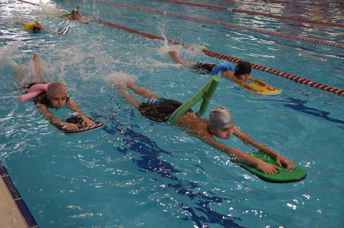Muş Gençlik ve Spor Müdürlüğü'nden 'Yüzme Bilmeyen Kalmasın' Projesiyle Çocuklara Su Güvenliği Eğitimi
