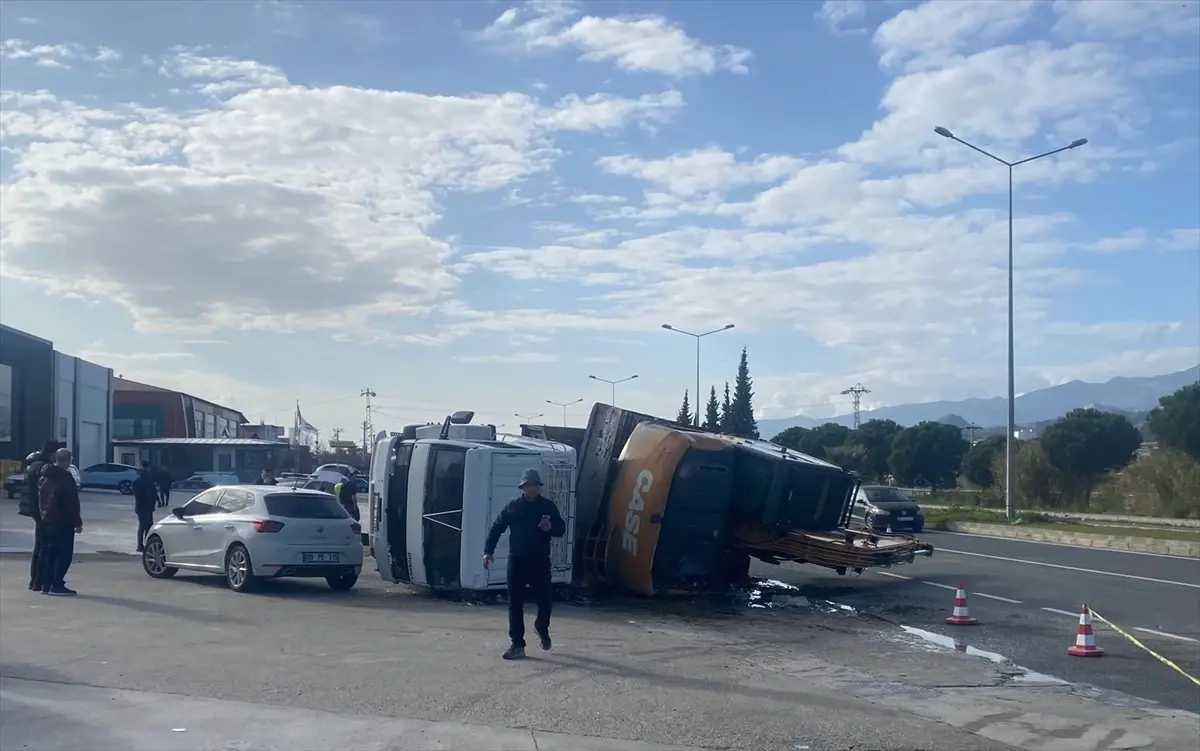 Nazilli'de İş Makinesi Taşıyan Kamyon Devrildi: Olayın Ayrıntıları
