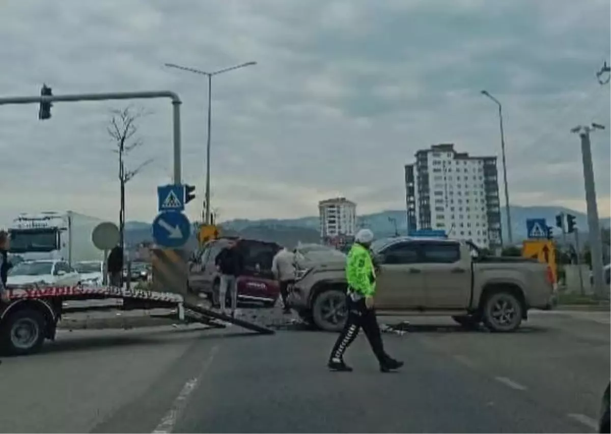 Fatsa’da Kırmızı Işık İhlali Sonucu Kamyonet Çarpması: 2 Yaralı