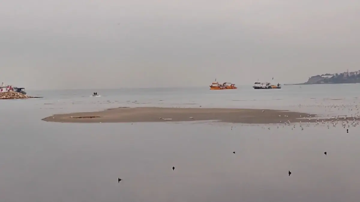 Silivri Sahilinde Deniz Seviyesi 200 Metre Çekildi, Yeni Adacıklar Ortaya Çıktı