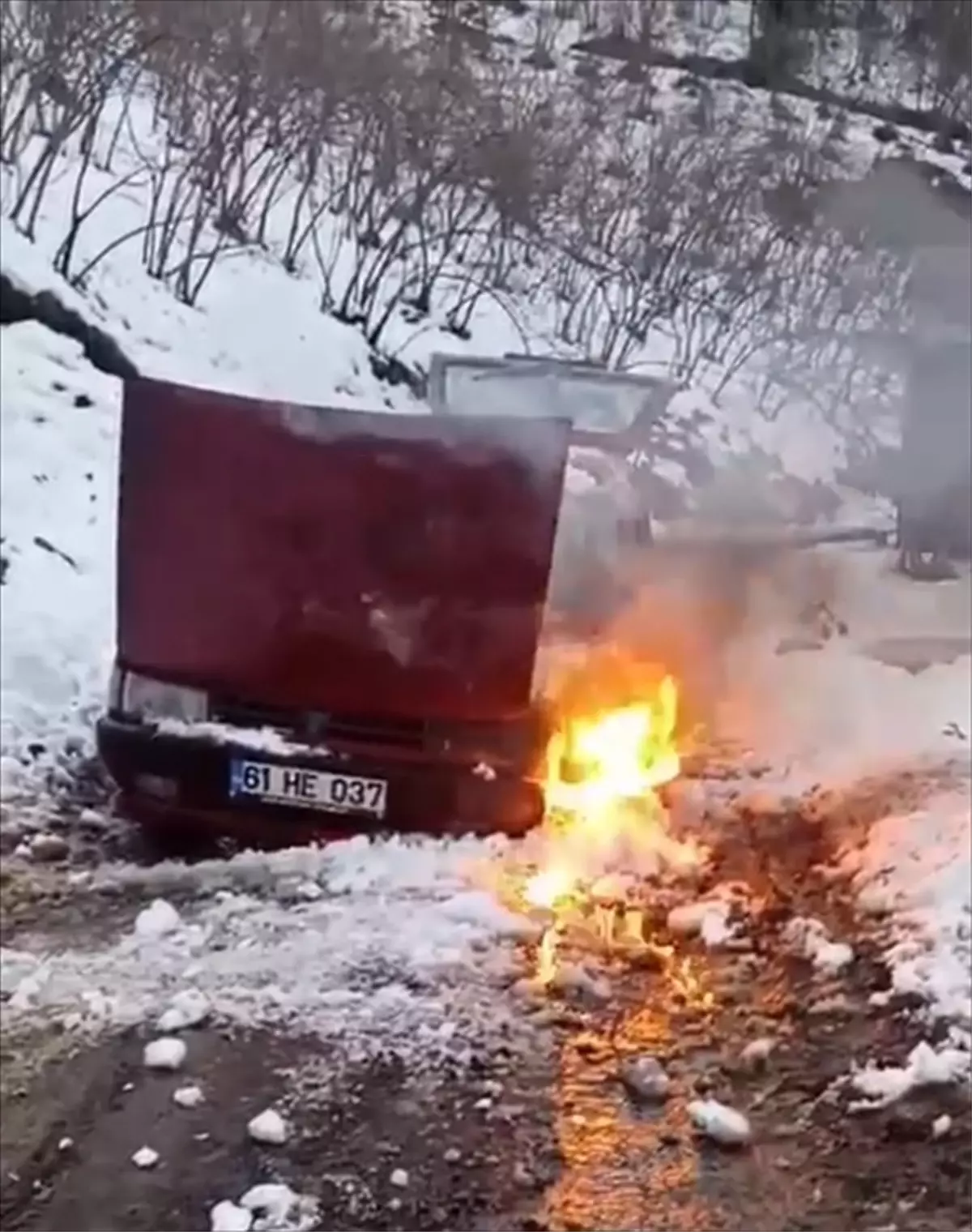 Trabzon Çarşıbaşı'nda Seyir Halindeki Otomobilde Yangın Çıktı