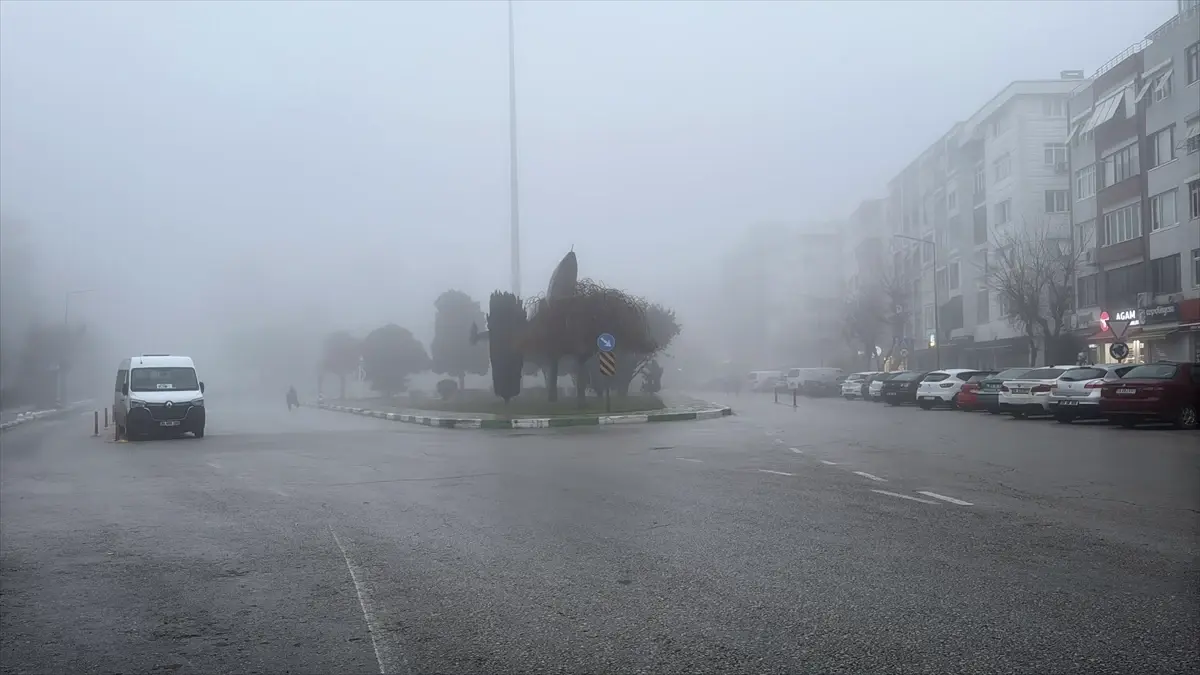 Trakya’da Yoğun Sis Trafiği Tehlikeye Attı