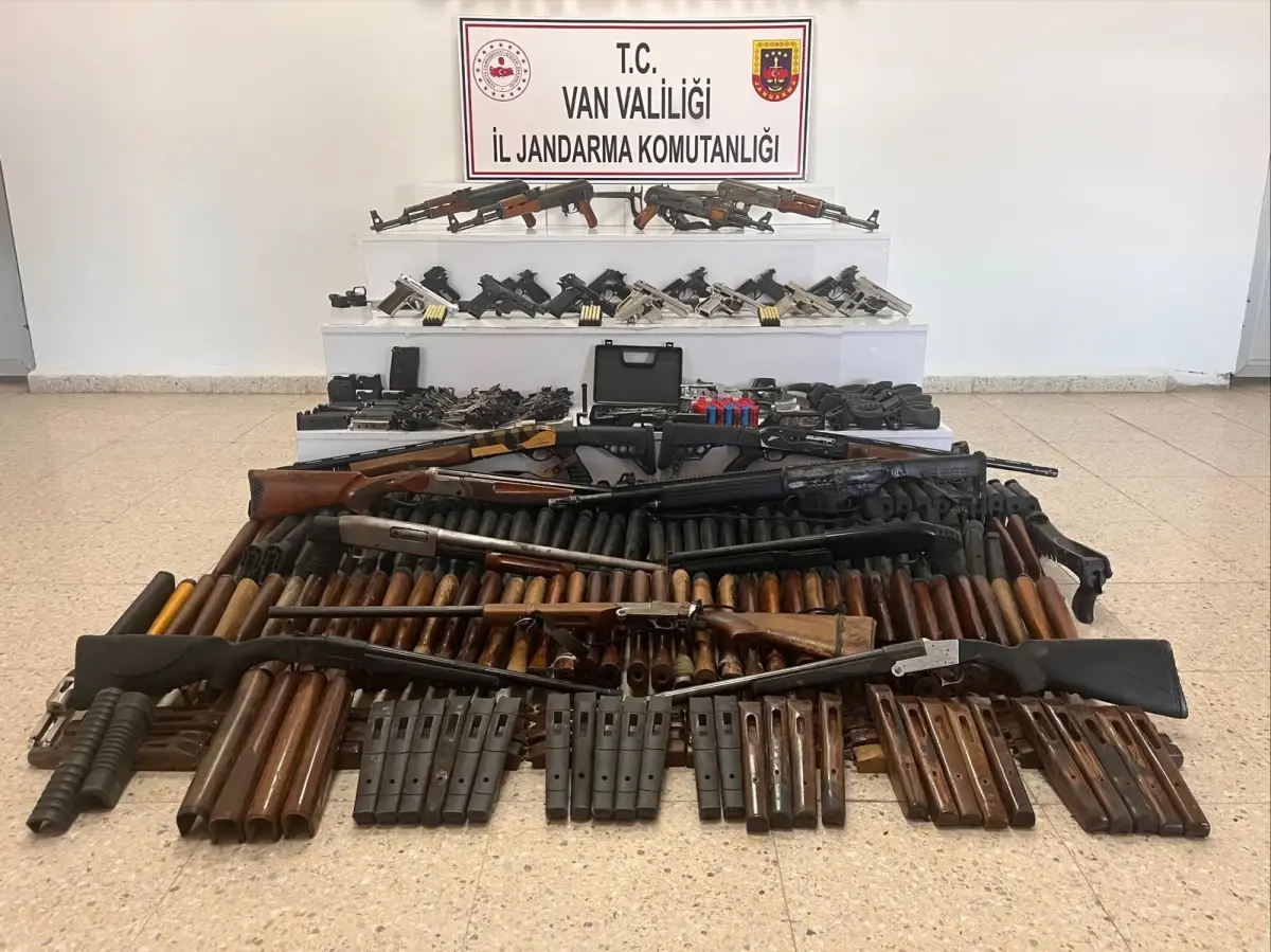 Başkalede Jandarma Operasyonu: Çok Sayıda Silah ve Mühimmat Ele Geçirildi