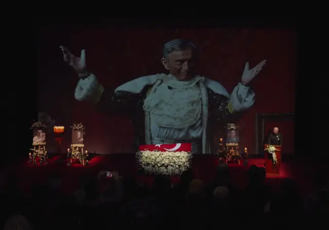 Tören alanındaki duygusal kalabalık