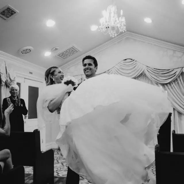 Düğün sonrası çiftin romantik yürüyüşü