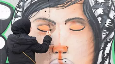 Duvar boyama çalışması sırasında çekilen fotoğraf