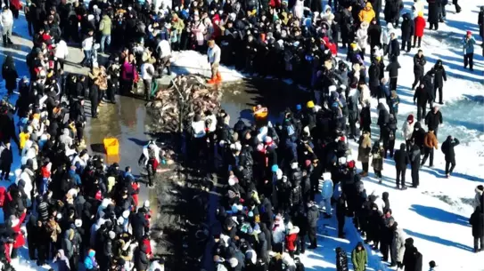 Kış balıkçılığı etkinliğinde balık tutma anı