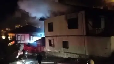 Yanan ahşap evlerin yakın çekim görüntüsü