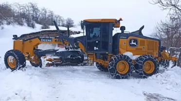 Karla kapalı köy yolları temizleniyor