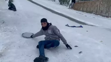 Gaziantep sokaklarında tepsi ve poşetle kayma anı