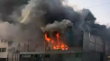 İtfaiye ekipleri yangını söndürürken