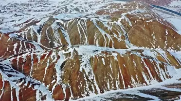 Kar altında Gökkuşağı Tepeleri detay fotoğrafı