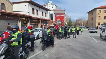 Motosikletçiler bayrağa saygı duruşu yapıyor