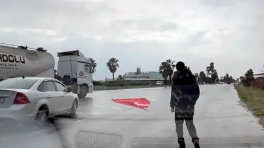 Sürücüler tarafından katlanarak güvenli alana yerleştirilen Türk bayrağı