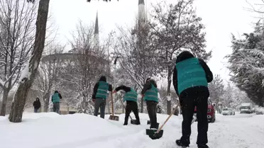 Elazığ sokaklarında kar temizliği yapan denetimli serbestlik yükümlüleri