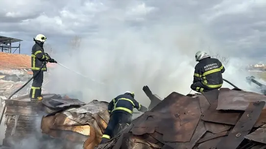 Yangını söndüren itfaiye ekipleri