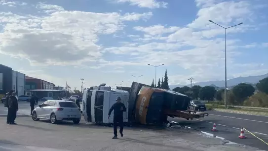 Devrilen kamyon ve yola düşen ekskavatör