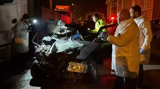 Kaza yerinde hasar görmüş otomobil ve park halindeki TIR