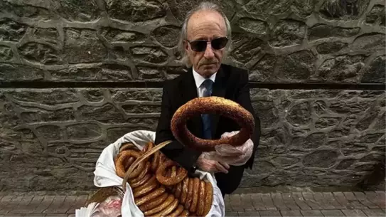 Ahmet Berksun’un kravatlı simit standı