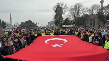Motosikletli sürücüler bayrak taşıyarak