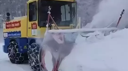 Kurtarma ekiplerinin minibüsü temizlemesi