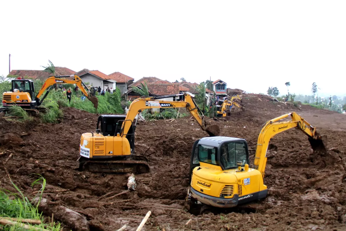 Endonezya Batı Cava’da Toprak Kayması: Ölüm Sayısı 25’e Çıktı