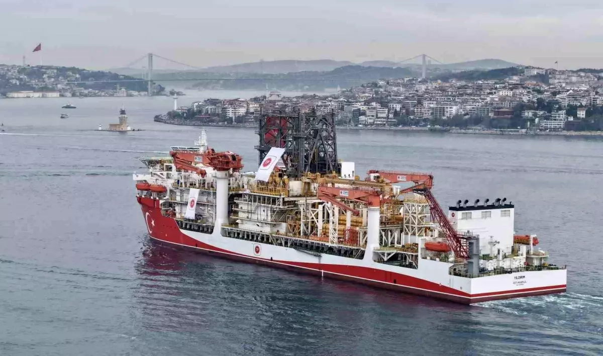 Yıldırım Sondaj Gemisi İstanbul Boğazı’nı Geçti: Karadeniz Operasyonuna Hazır