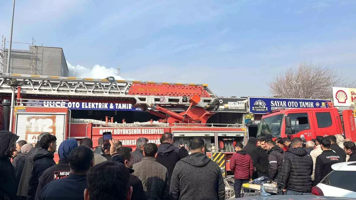 Hatay’da Oto Tamirhanesinde Çıkan Yangın Cep Telefonuyla Yayınlandı, İtfaiye Hızlı Müdahale Etti