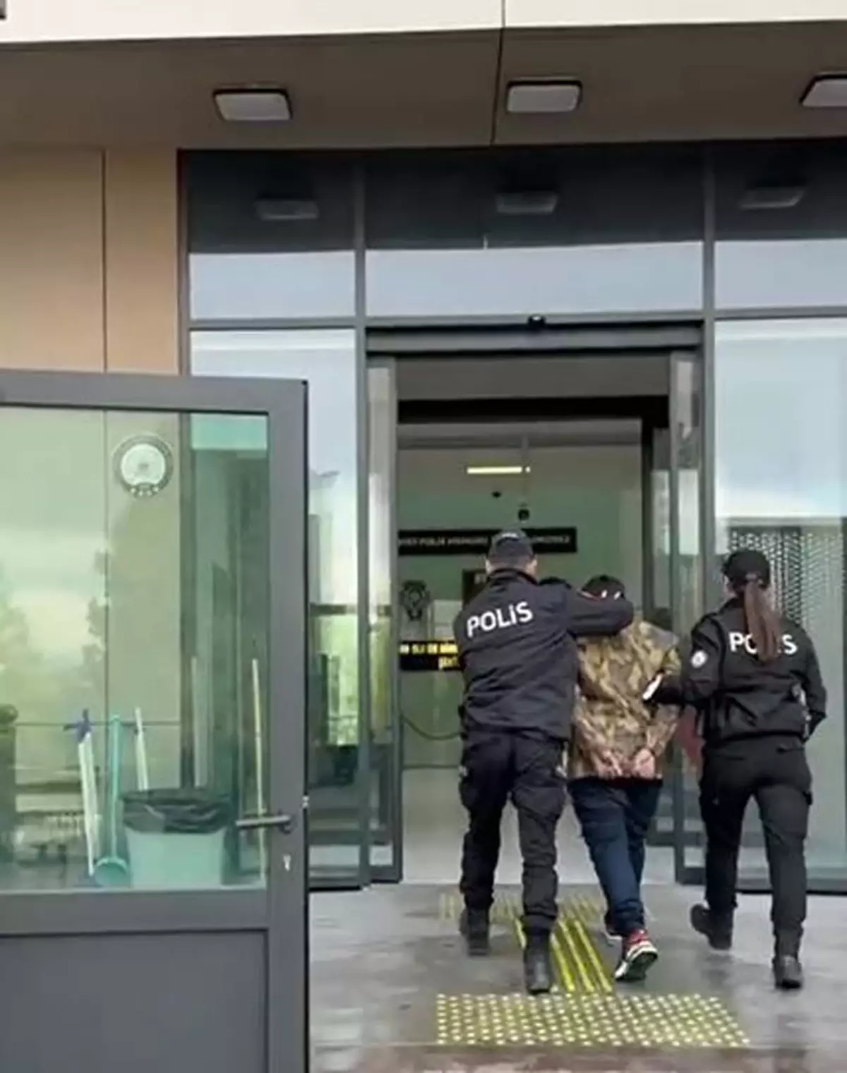 İzmir Konak’ta 16 İlde Aranan Şüpheli T.A. Yakalandı