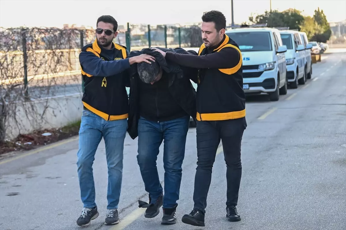 Adana'da Motosikletli Sürücü İşçi Servisinin Camını Kırdı, Ehliyeti Süresiz Olarak İptal Edildi