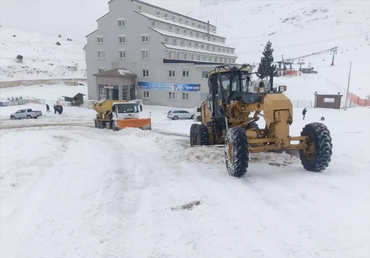 Konyaaltı’da Fırtına Sonrası Temizlik ve Yol Açma Çalışmaları Devam Ediyor