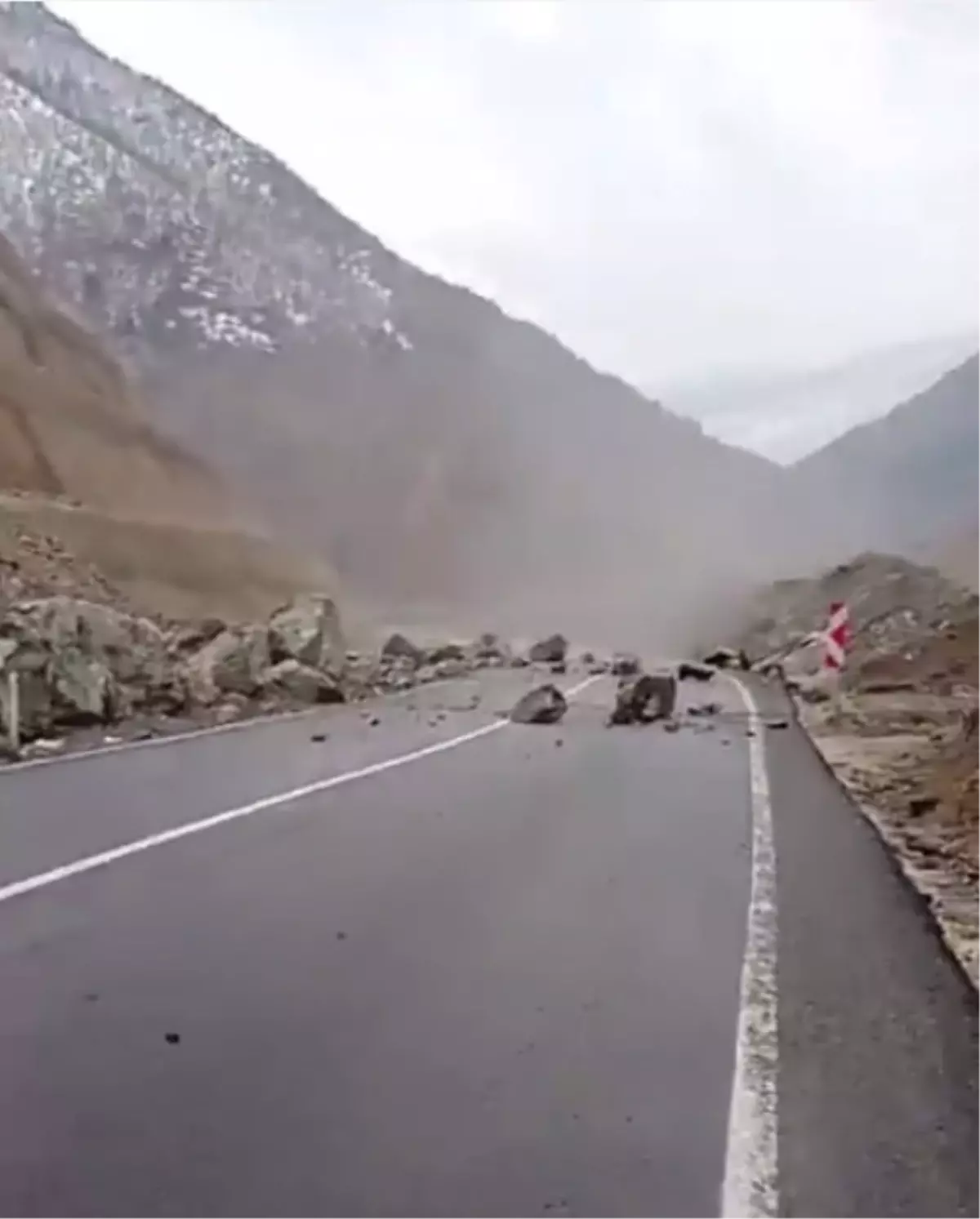 Artvin-Şavşat Karayolunda Heyelan: 25. Kilometrede Trafik Durdu