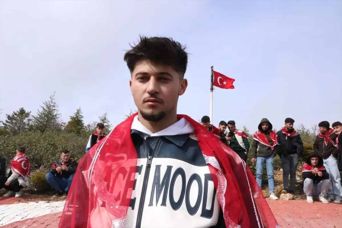 Akharım’da Asker Adayları Bayrak Nöbeti Geleneğini Sürdürüyor