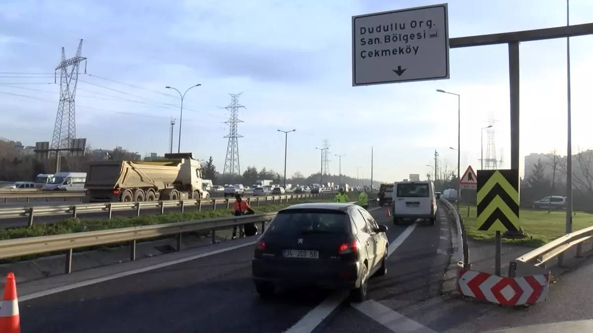 Ataşehir'de TEM Otoyolu'nda Motosiklet Çarpması: 1 Ölü, 1 Ağır Yaralı