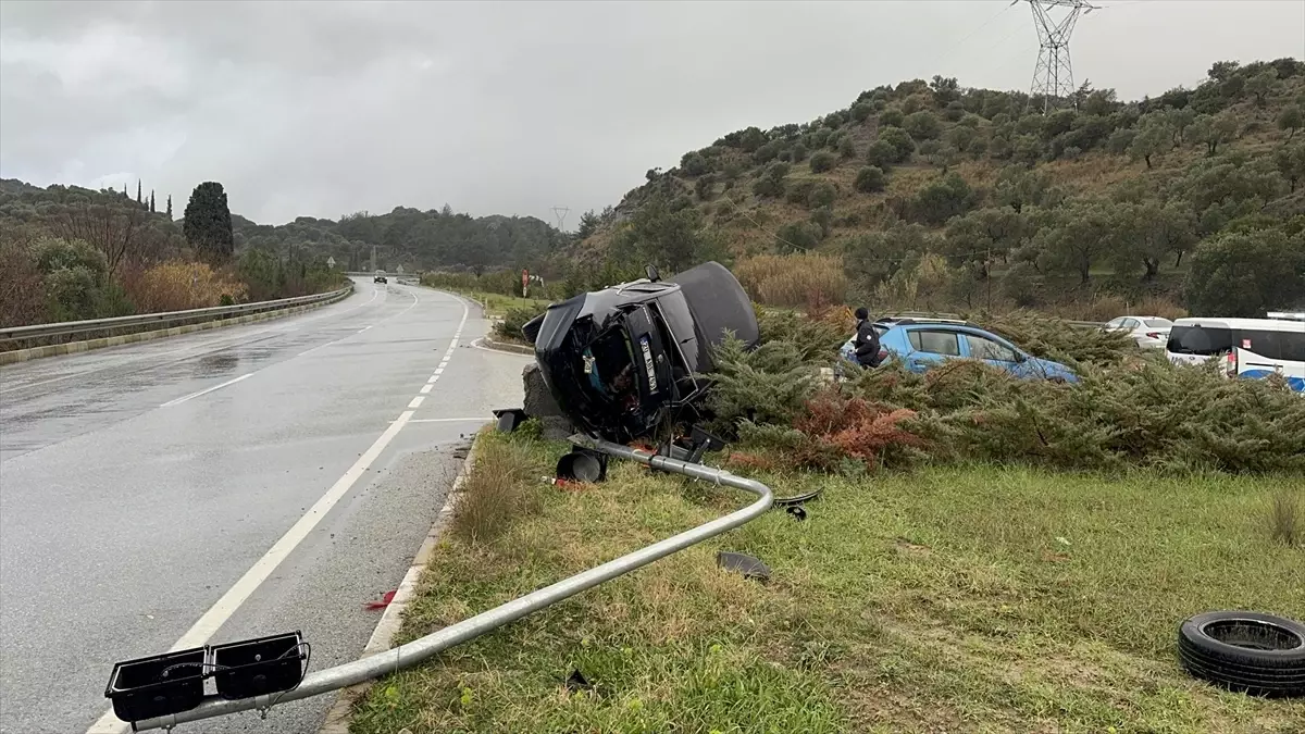 Söke'de Trafik Işığına Çarpan Otomobilde 2 Yaralı