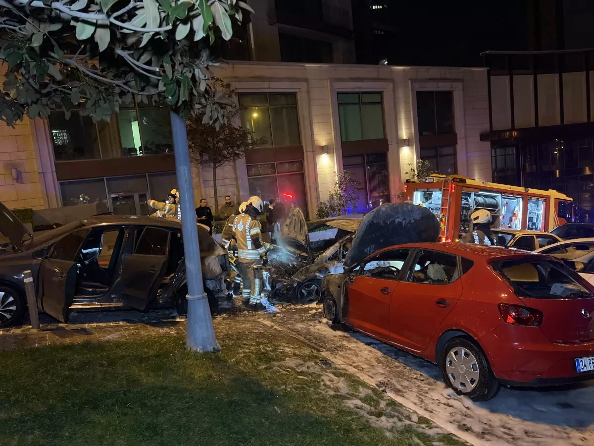 Beşiktaş’ta Park Halindeki 4 Araç Yangınla Karşılaştı