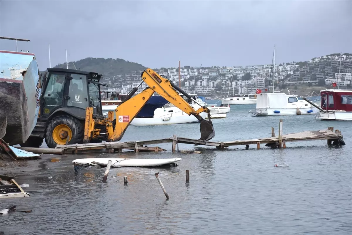 Bodrum’da Kaçak İskele ve Atıl Tekne Temizliği Başladı
