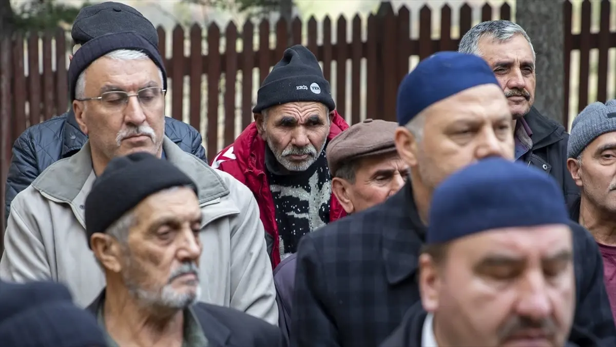 94 Yaşındaki Ali Meşe, Yangın Sonrası Kedisiyle Çekilen Fotoğrafının Ardından Hayatını Kaybetti