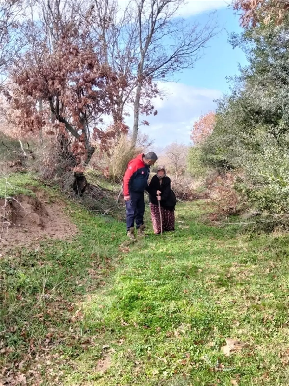 Ezine'de Kaybolan 80 Yaşındaki Demans Hastası Kadın Ormanda Bulundu