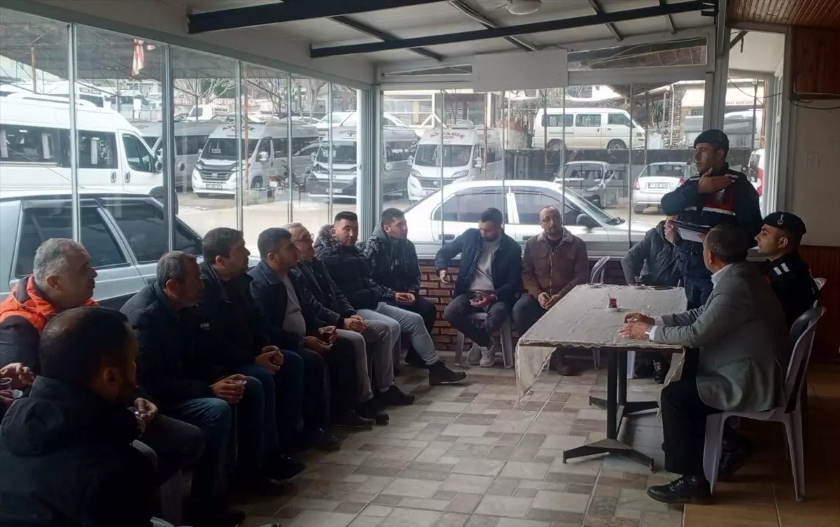 Ayvacık'ta Jandarma, Taksi Şoförlerine Göçmen Kaçakçılığı Uyarısı Yaptı